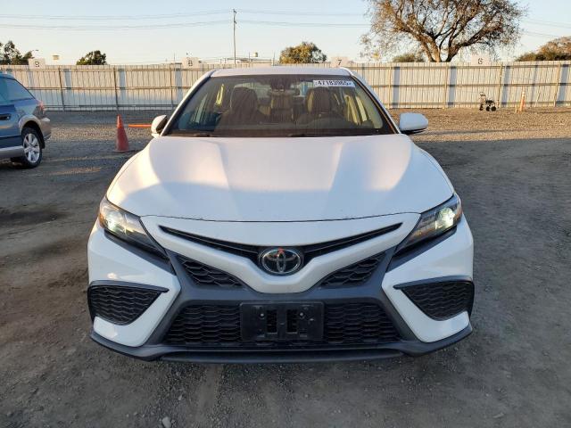 4T1G11AK9PU180501 - 2023 TOYOTA CAMRY SE NIGHT SHADE WHITE photo 5