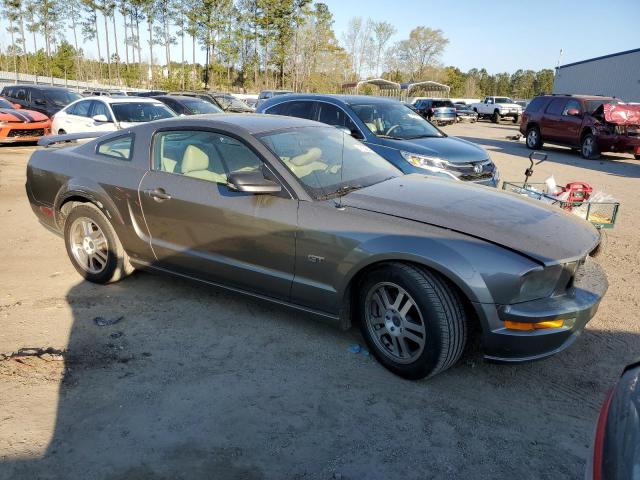 1ZVFT82H555114781 - 2005 FORD MUSTANG GT GRAY photo 4