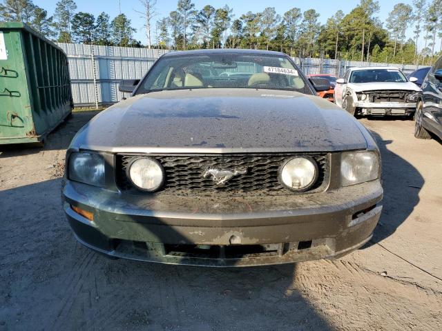 1ZVFT82H555114781 - 2005 FORD MUSTANG GT GRAY photo 5