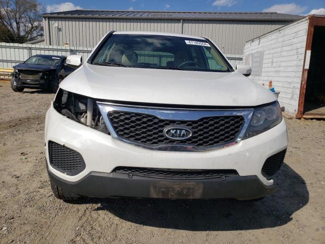 5XYKT3A12CG300422 - 2012 KIA SORENTO BASE WHITE photo 5