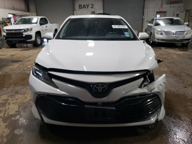 4T1B11HK8KU683543 - 2019 TOYOTA CAMRY L WHITE photo 5