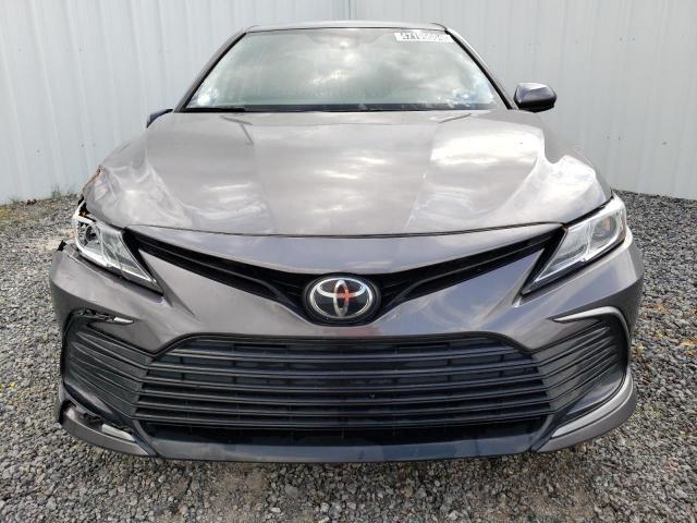 4T1C11AK0MU569182 - 2021 TOYOTA CAMRY LE GRAY photo 5