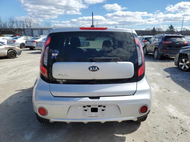 KNDJP3A5XJ7552870 - 2018 KIA SOUL + SILVER photo 6