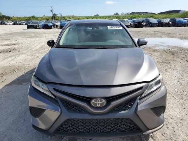 4T1B11HK0JU574167 - 2018 TOYOTA CAMRY L GRAY photo 5