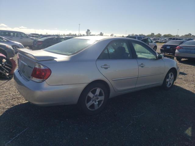 4T1BA32K44U023409 - 2004 TOYOTA CAMRY SE SILVER photo 3