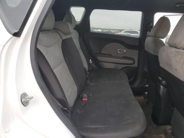 KNDJN2A28F7801275 - 2015 KIA SOUL WHITE photo 10