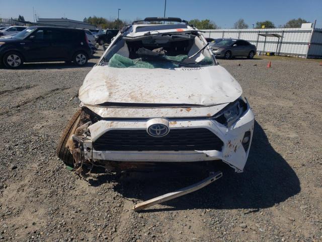 4T3RWRFV6MU044325 - 2021 TOYOTA RAV4 XLE WHITE photo 5