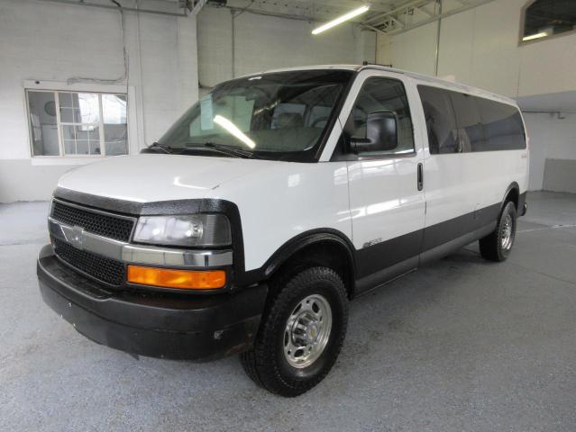 1GCHG39U431225221 - 2003 CHEVROLET EXPRESS G3 WHITE photo 2