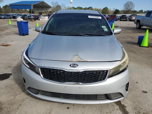 3KPFL4A79JE166305 - 2018 KIA FORTE LX SILVER photo 5