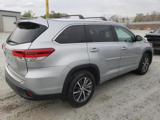 5TDJZRFH3JS861005 - 2018 TOYOTA HIGHLANDER SE SILVER photo 3