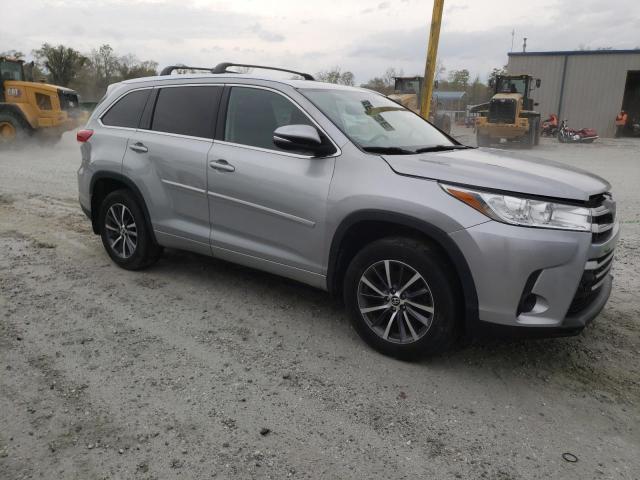 5TDJZRFH3JS861005 - 2018 TOYOTA HIGHLANDER SE SILVER photo 4