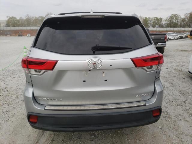 5TDJZRFH3JS861005 - 2018 TOYOTA HIGHLANDER SE SILVER photo 6