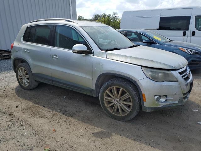 WVGAV75NX9W525883 - 2009 VOLKSWAGEN TIGUAN S SILVER photo 4