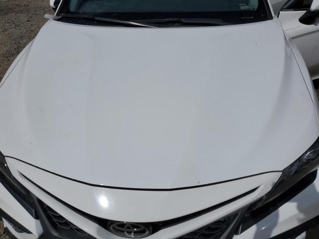 4T1G11AK8MU603564 - 2021 TOYOTA CAMRY SE WHITE photo 11