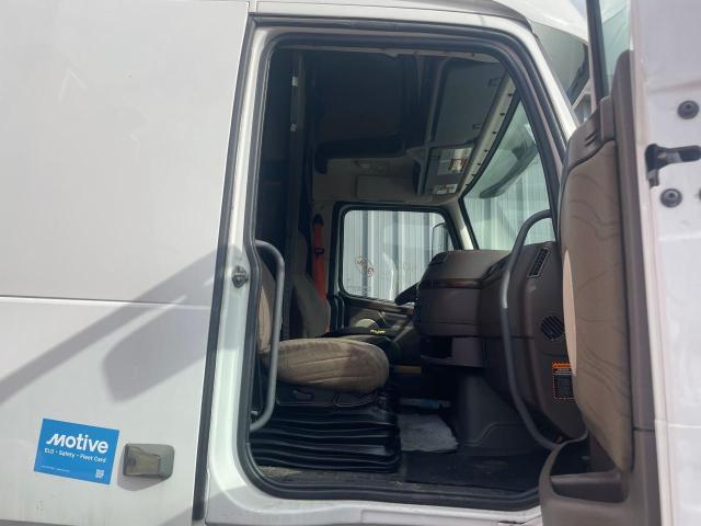 4V4NC9EHXGN956457 - 2016 VOLVO VN VNL WHITE photo 5