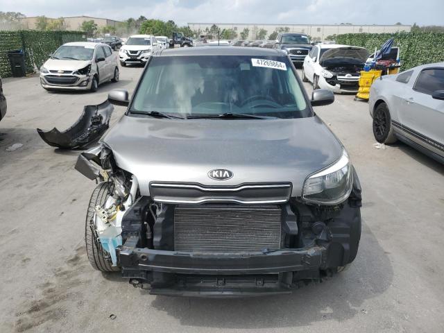 KNDJN2A26J7520777 - 2018 KIA SOUL GRAY photo 5