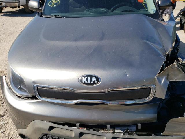 KNDJN2A20F7182882 - 2015 KIA SOUL GRAY photo 12