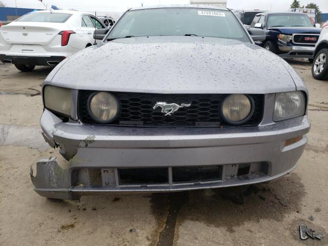 1ZVHT82H865225030 - 2006 FORD MUSTANG GT GRAY photo 5