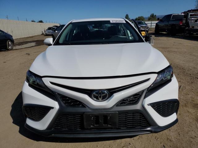 4T1G11AK2PU749138 - 2023 TOYOTA CAMRY SE NIGHT SHADE WHITE photo 5