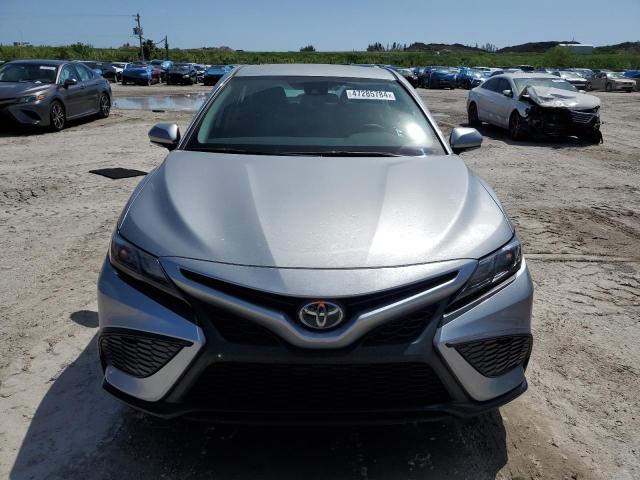 4T1G11AK9RU205853 - 2024 TOYOTA CAMRY SE NIGHT SHADE SILVER photo 5