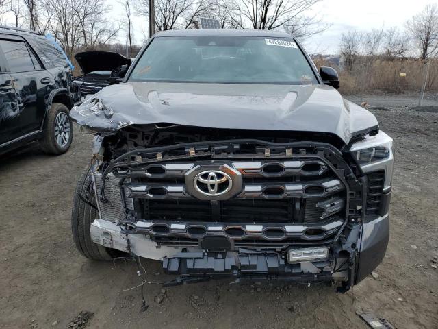 5TFNA5DB2PX106821 - 2023 TOYOTA TUNDRA CREWMAX PLATINUM Grau Foto 5