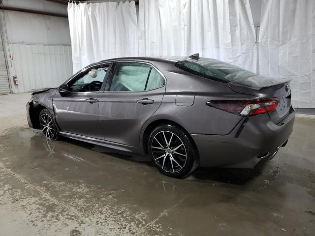 4T1G11AK7NU643376 - 2022 TOYOTA CAMRY SE GRAY photo 2