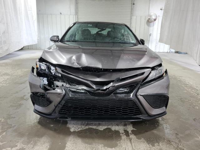 4T1G11AK7NU643376 - 2022 TOYOTA CAMRY SE GRAY photo 5