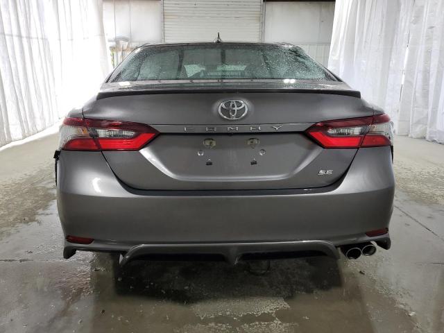 4T1G11AK7NU643376 - 2022 TOYOTA CAMRY SE GRAY photo 6