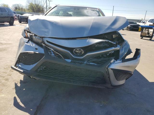 4T1G11AK8PU734398 - 2023 TOYOTA CAMRY SE NIGHT SHADE SILVER photo 5