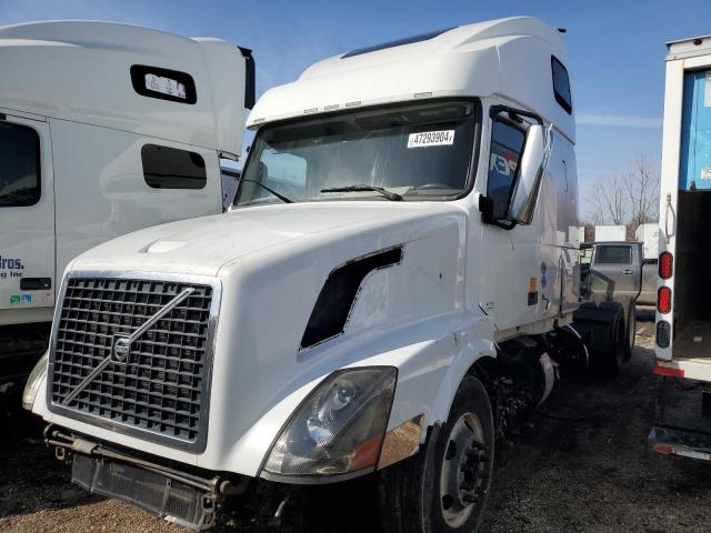 4V4NC9TH5DN541528 - 2013 VOLVO VN VNL WHITE photo 2