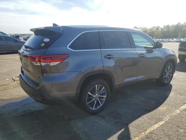 5TDKZRFH6JS547191 - 2018 TOYOTA HIGHLANDER SE CHARCOAL photo 3