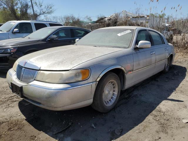 1LNFM81W5WY688454 - 1998 LINCOLN TOWN CAR EXECUTIVE SILVER photo 1