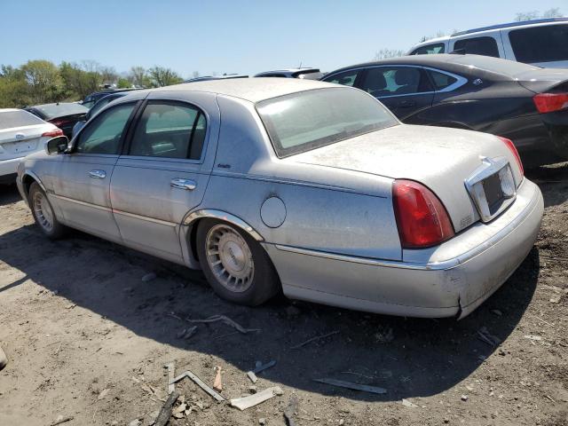 1LNFM81W5WY688454 - 1998 LINCOLN TOWN CAR EXECUTIVE SILVER photo 2