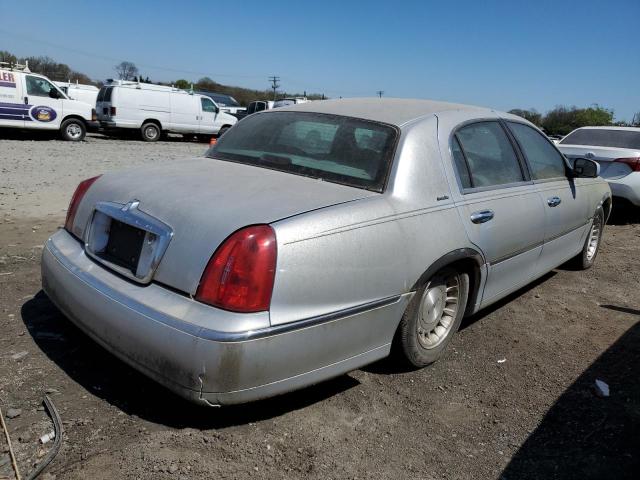 1LNFM81W5WY688454 - 1998 LINCOLN TOWN CAR EXECUTIVE SILVER photo 3