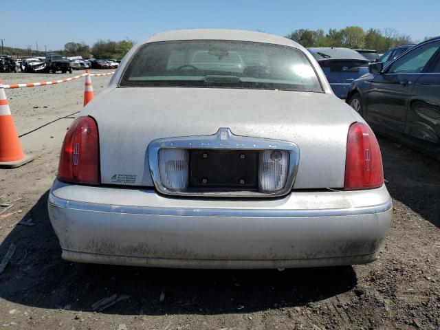 1LNFM81W5WY688454 - 1998 LINCOLN TOWN CAR EXECUTIVE SILVER photo 6