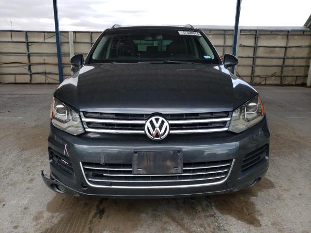 WVGFF9BP9CD002412 - 2012 VOLKSWAGEN TOUAREG V6 GRAY photo 5