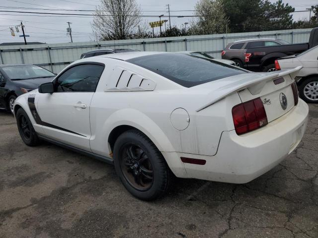 1ZVFT80N365175931 - 2006 FORD MUSTANG WHITE photo 2