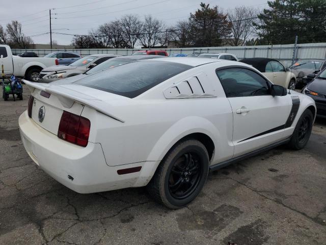 1ZVFT80N365175931 - 2006 FORD MUSTANG WHITE photo 3