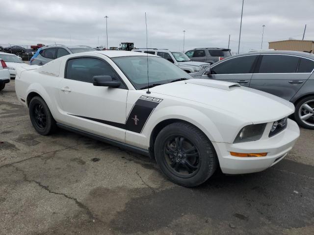 1ZVFT80N365175931 - 2006 FORD MUSTANG WHITE photo 4