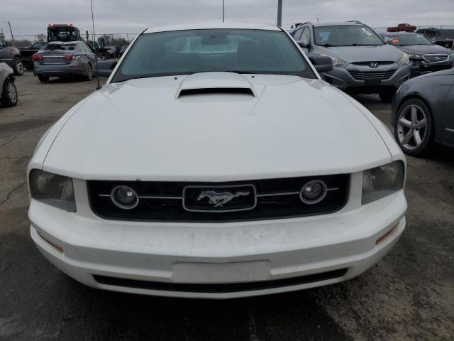 1ZVFT80N365175931 - 2006 FORD MUSTANG WHITE photo 5
