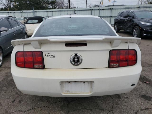 1ZVFT80N365175931 - 2006 FORD MUSTANG WHITE photo 6