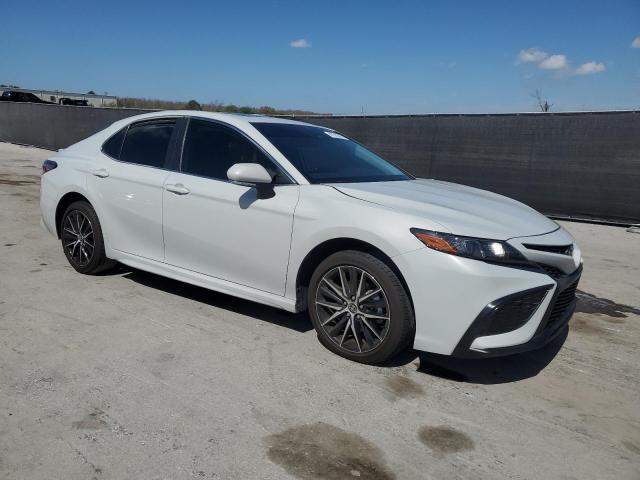 4T1S11AK6RU241400 - 2024 TOYOTA CAMRY SE NIGHT SHADE WHITE photo 4