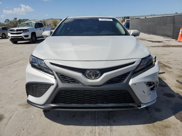 4T1S11AK6RU241400 - 2024 TOYOTA CAMRY SE NIGHT SHADE WHITE photo 5