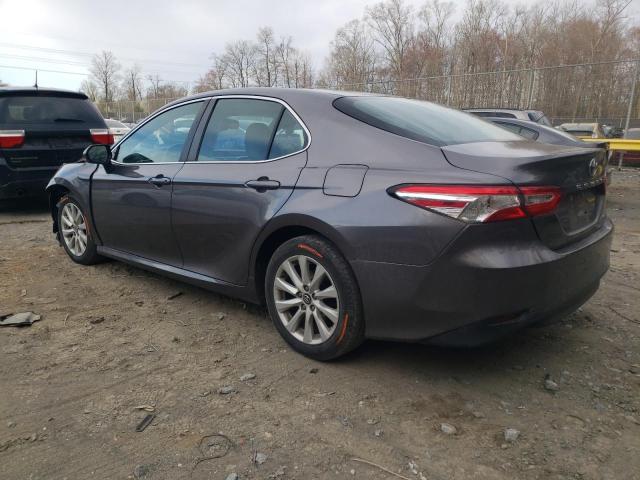 4T1B11HK1JU653282 - 2018 TOYOTA CAMRY L GRAY photo 2