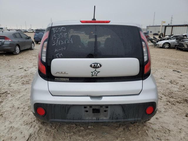 KNDJN2A28H7498484 - 2017 KIA SOUL SILVER photo 6