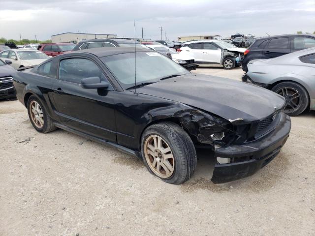 1ZVHT80N085133812 - 2008 FORD MUSTANG BLACK photo 4