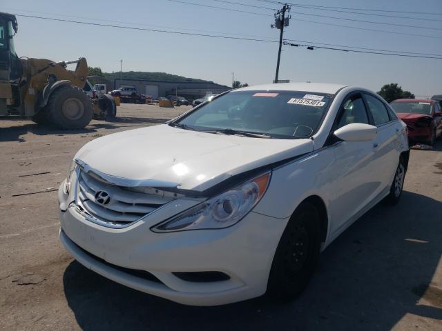 5NPEB4ACXDH528685 - 2013 HYUNDAI SONATA GLS WHITE photo 2