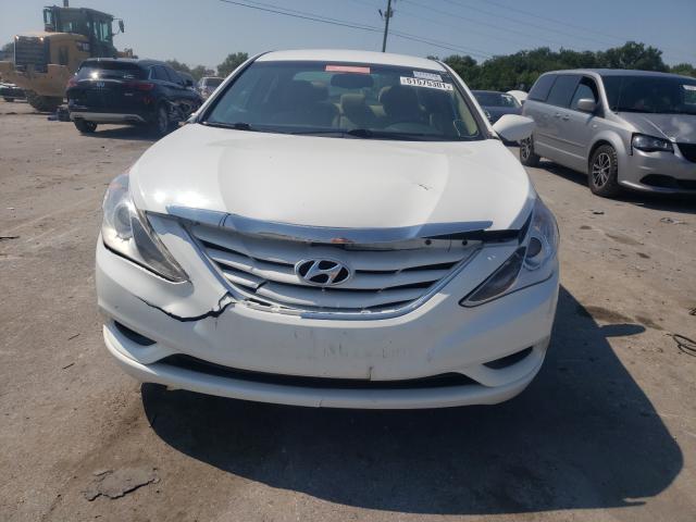 5NPEB4ACXDH528685 - 2013 HYUNDAI SONATA GLS WHITE photo 9