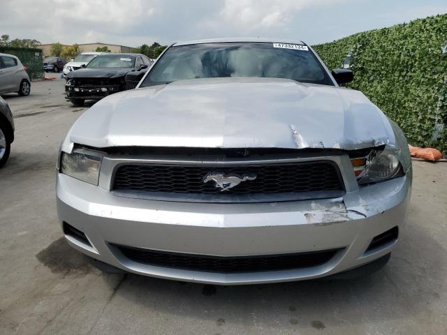 1ZVBP8AM3C5269070 - 2012 FORD MUSTANG SILVER photo 5