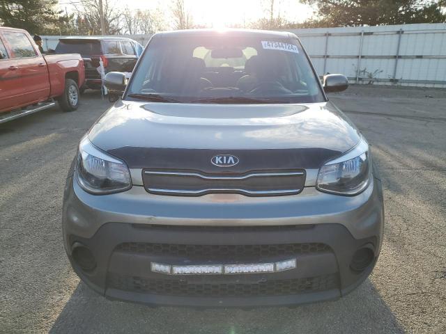 KNDJN2A20H7504049 - 2017 KIA SOUL GRAY photo 5